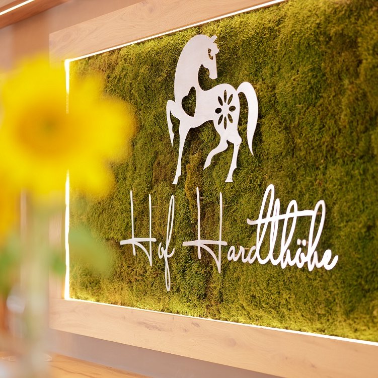 Ferienhof Hardthöhe- Urlaub auf dem Bauernhof, Mooswand mit Logo